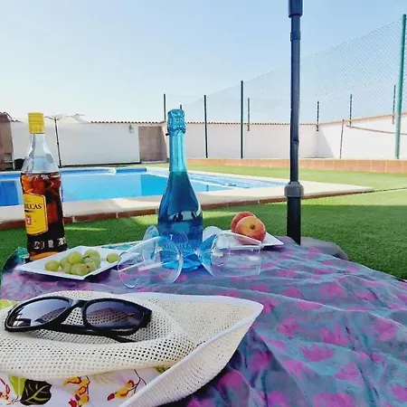 Bright 4 Bedroom Villa, Pool And Tennis Court Villa