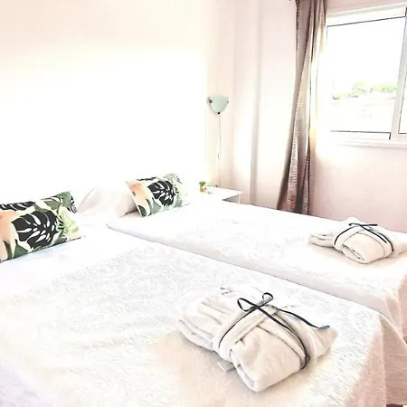Bright 4 Bedroom Villa, Pool And Tennis Court Villa *