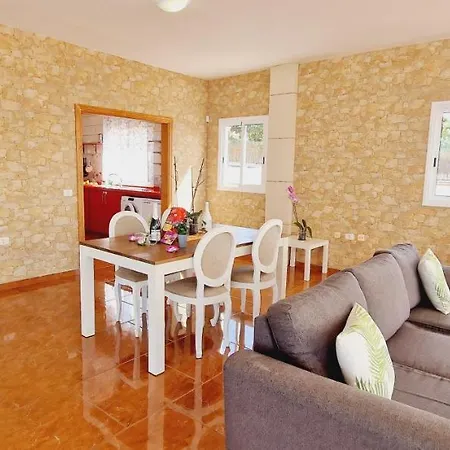 Bright 4 Bedroom Villa, Pool And Tennis Court * Плайя-Параисо