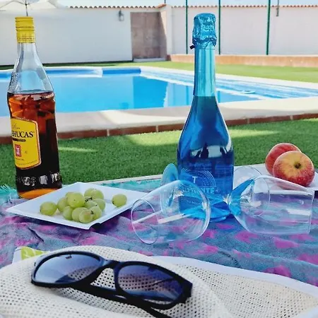 Bright 4 Bedroom Villa, Pool And Tennis Court *