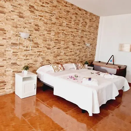 Bright 4 Bedroom Villa, Pool And Tennis Court Villa