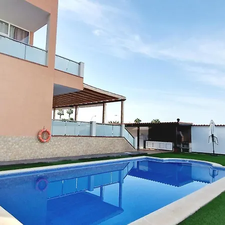 Bright 4 Bedroom Villa, Pool And Tennis Court Villa Playa Paraiso (Tenerife)