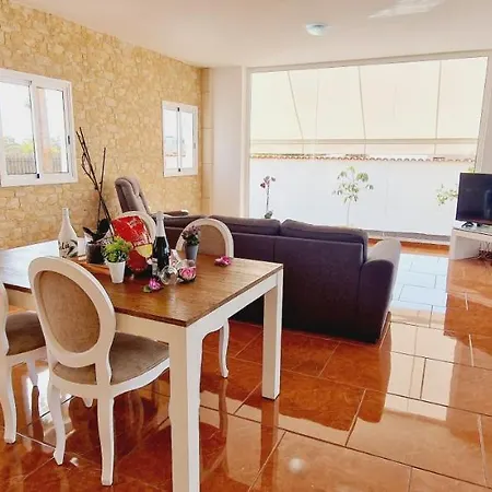 Villa Bright 4 Bedroom Villa, Pool And Tennis Court