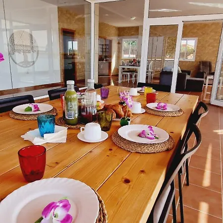 Bright 4 Bedroom Villa, Pool And Tennis Court